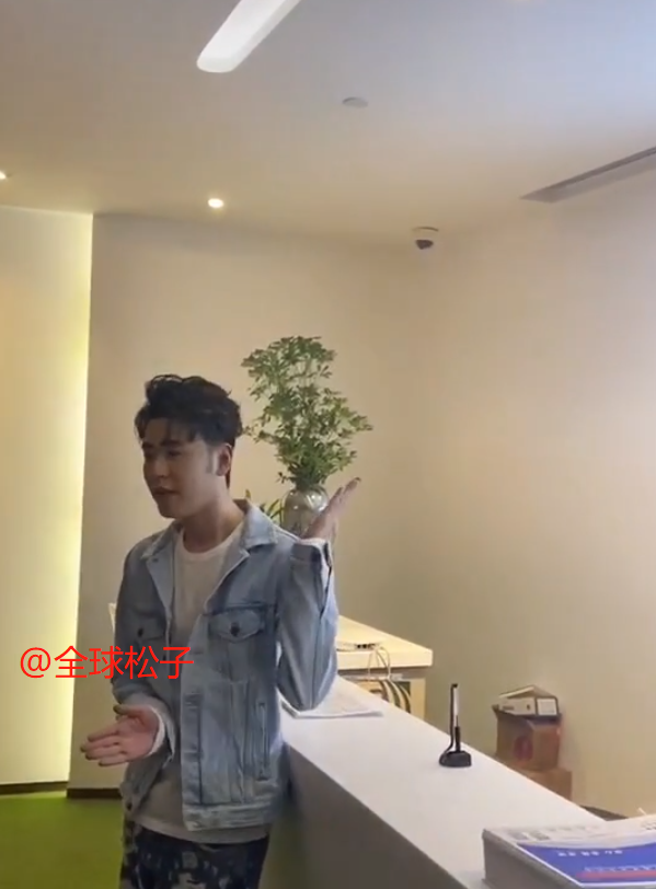 张云雷|张云雷腿脚依旧不利索，走几步后马上扶着助理，让人心疼