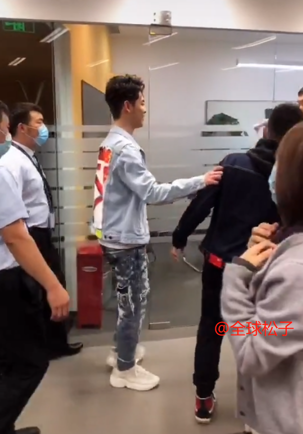 张云雷|张云雷腿脚依旧不利索，走几步后马上扶着助理，让人心疼