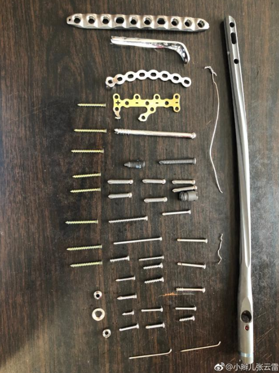 张云雷|张云雷腿脚依旧不利索，走几步后马上扶着助理，让人心疼