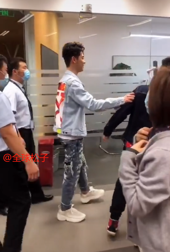 张云雷|张云雷腿脚依旧不利索，走几步后马上扶着助理，让人心疼