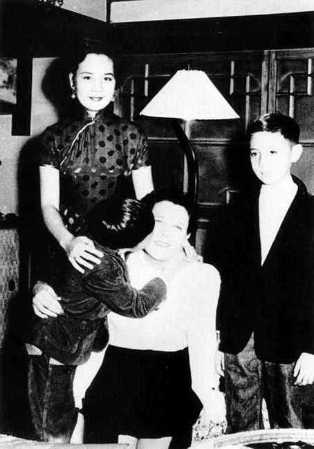 "台北蒋公馆弥漫在一片忧心忡忡的气氛中,孝章却选在这个最敏感的