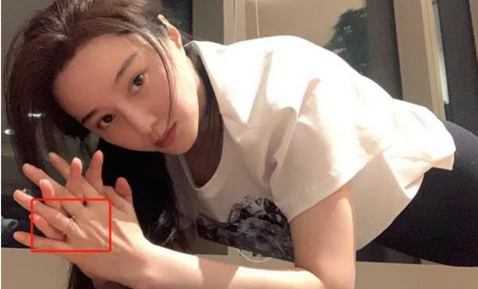 范冰冰|范冰冰深夜现身自家美容院，打扮朴素似路人，小腹微凸再被疑怀孕