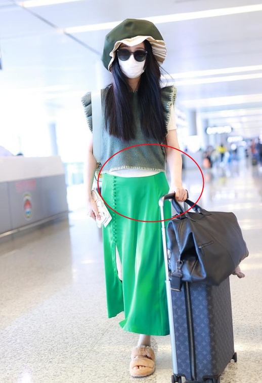 范冰冰|范冰冰深夜现身自家美容院，打扮朴素似路人，小腹微凸再被疑怀孕