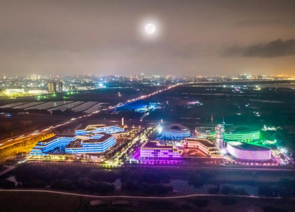 滨海湾新区交椅湾板块湾区1号夜景 来源:滨海湾新区官微