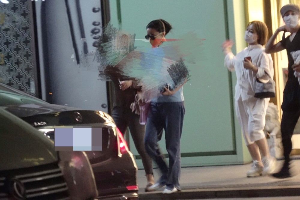 范冰冰|范冰冰深夜现身自家美容院，打扮朴素似路人，小腹微凸再被疑怀孕