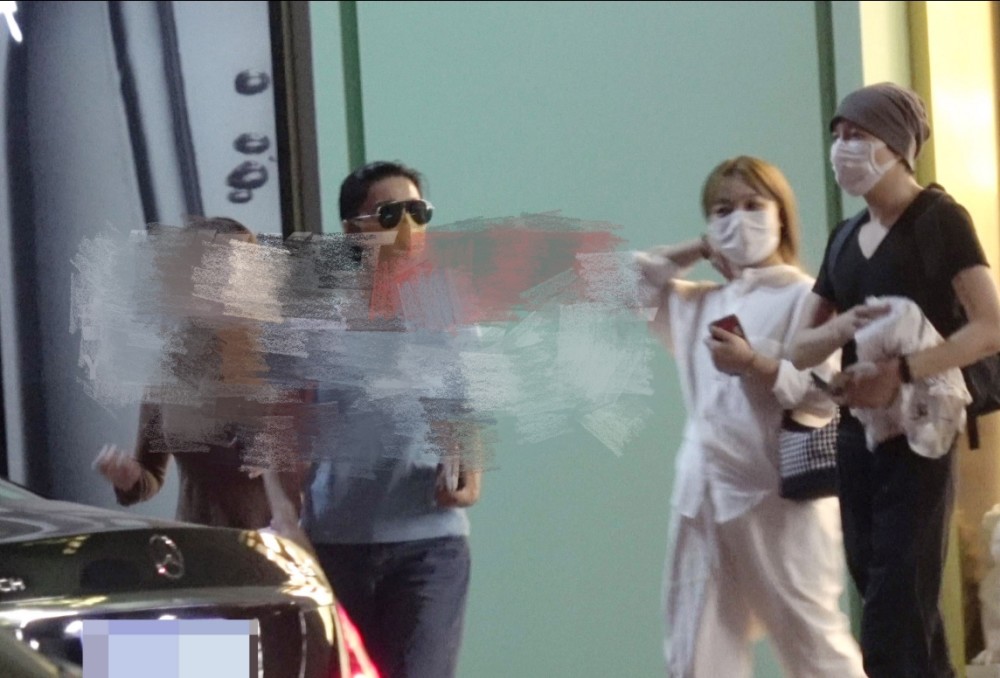 范冰冰|范冰冰深夜现身自家美容院，打扮朴素似路人，小腹微凸再被疑怀孕