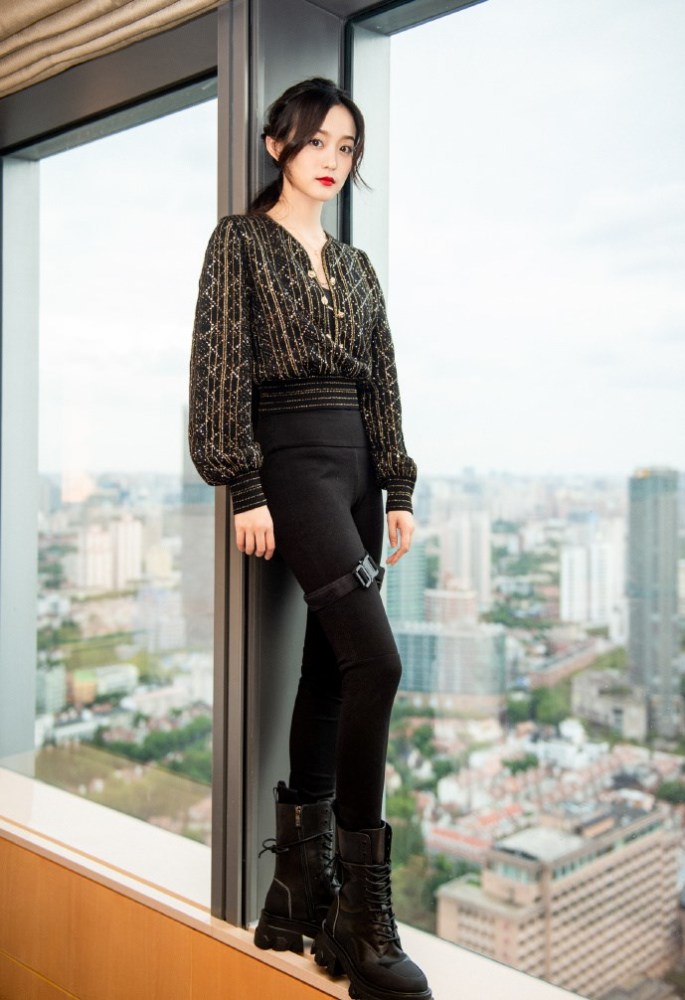 霸气何泓姗踩窗台上拍照闪金上衣黑色长裤炫酷超长美腿撩人