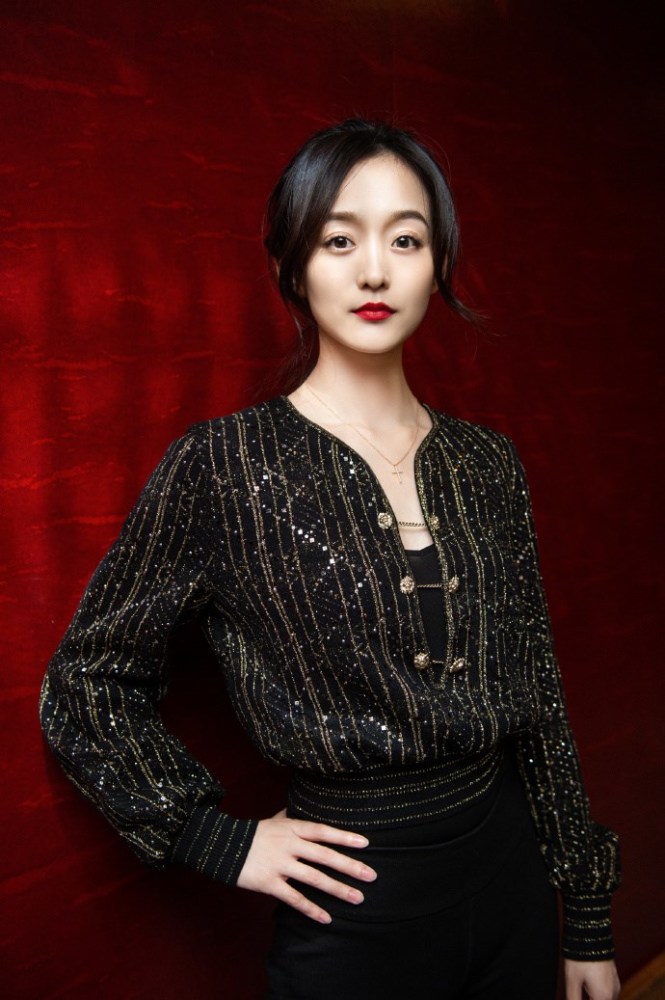 霸气何泓姗踩窗台上拍照,闪金上衣黑色长裤炫酷,超长美腿撩人