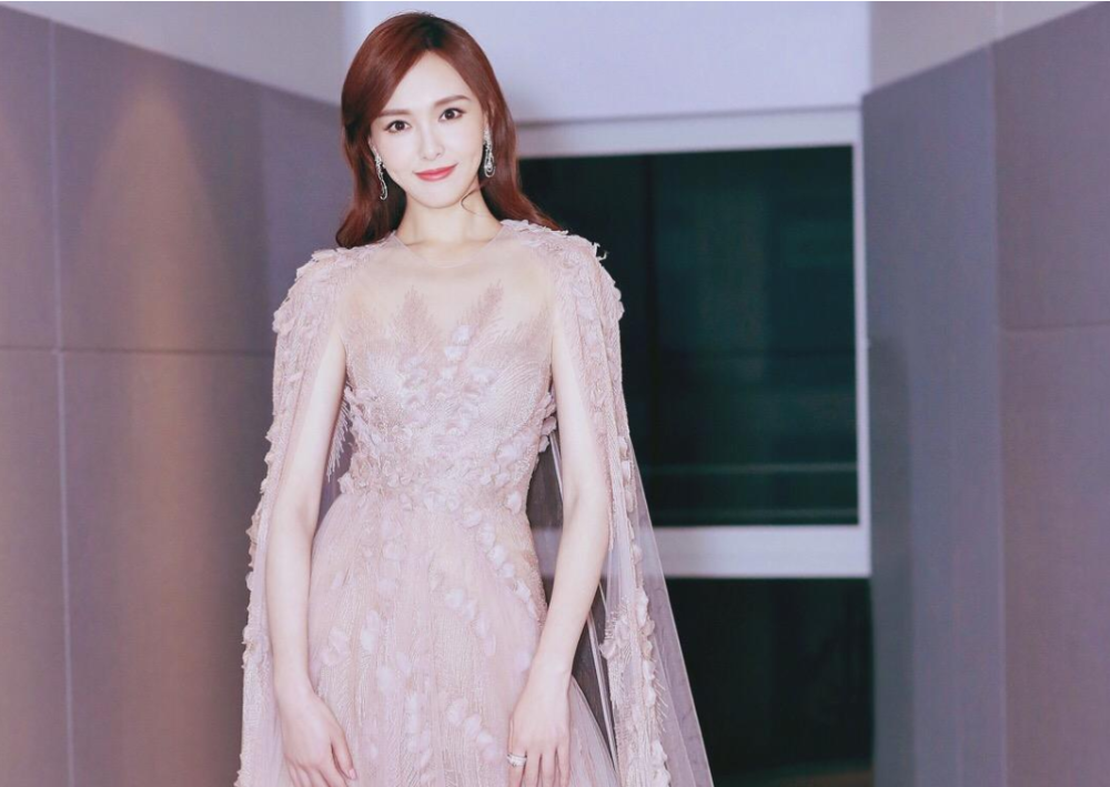 唐嫣|唐嫣精修图少女感满满，生图却“翻车”：脑门大还有点秃