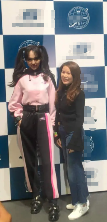 唐嫣|唐嫣精修图少女感满满，生图却“翻车”：脑门大还有点秃