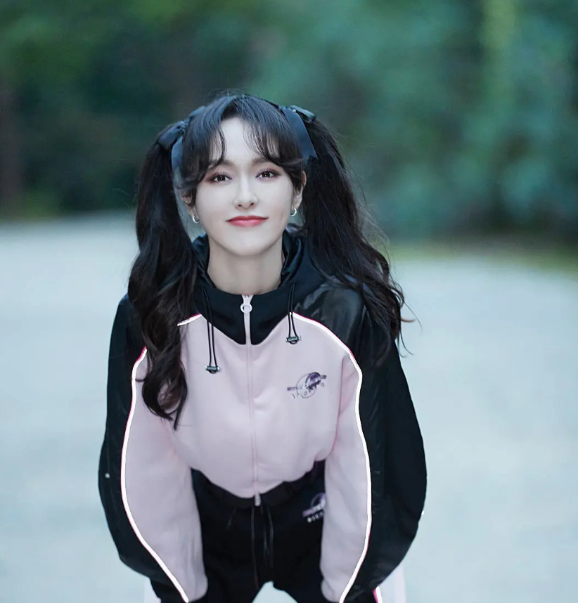 唐嫣|唐嫣精修图少女感满满，生图却“翻车”：脑门大还有点秃