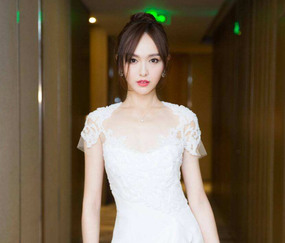 唐嫣|唐嫣精修图少女感满满，生图却“翻车”：脑门大还有点秃