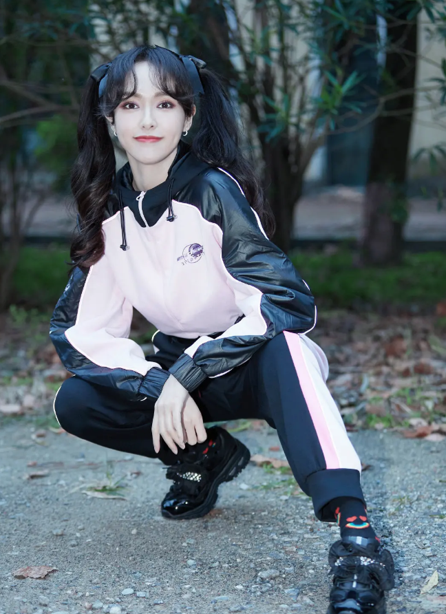 唐嫣|唐嫣精修图少女感满满，生图却“翻车”：脑门大还有点秃