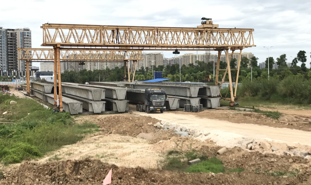 兴宁锦绣大桥东边桥梁第一跨成功吊装预计春节前建成通车