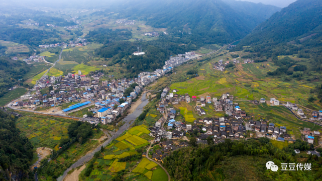 南洞乡地处汝城北部,东界暖水镇,南邻暖水镇,西接资兴市东坪乡,北交