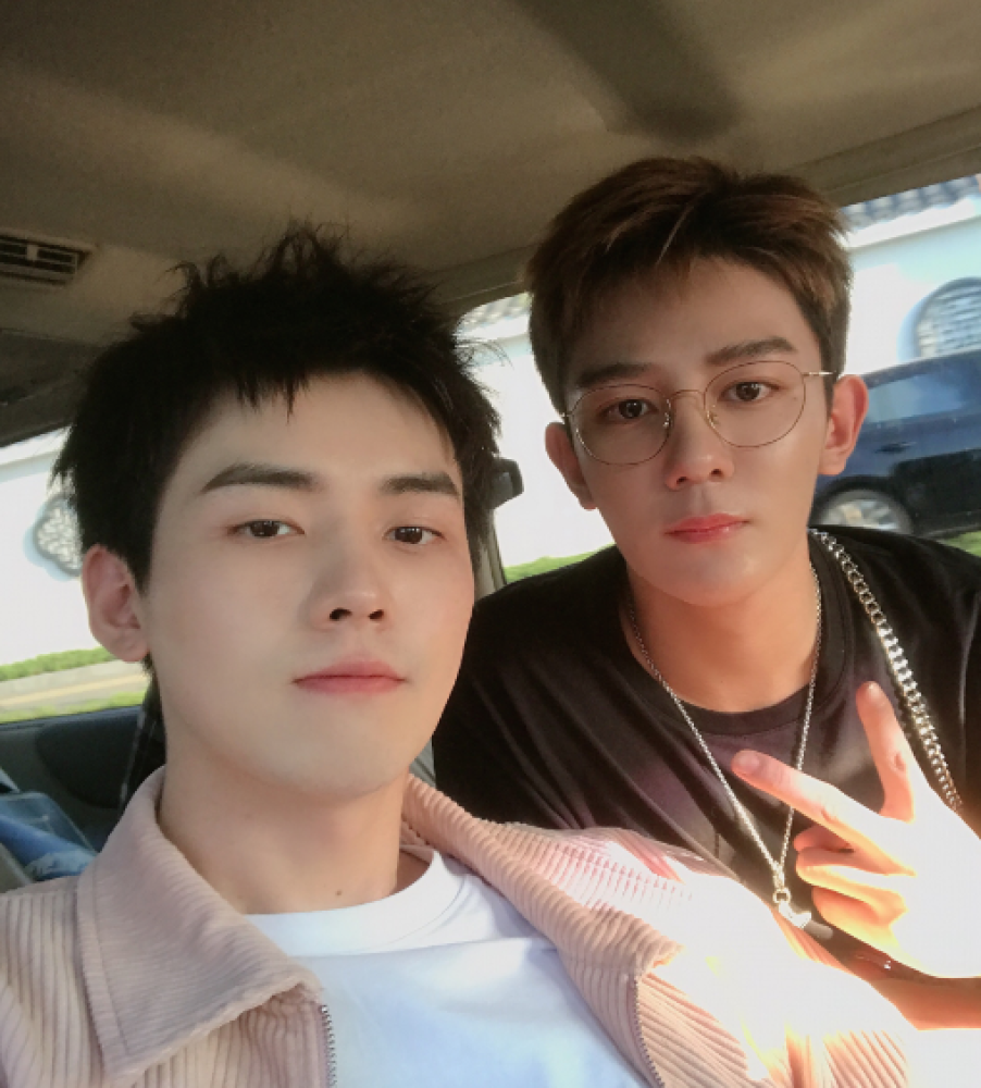 肖战|肖战疼爱的弟弟人设翻车！和女演员公然牵手，兄弟俩都被骂偶像失格