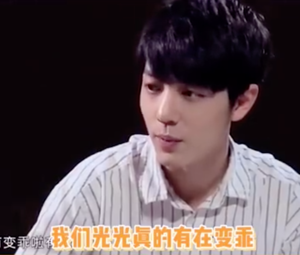 肖战|肖战疼爱的弟弟人设翻车！和女演员公然牵手，兄弟俩都被骂偶像失格