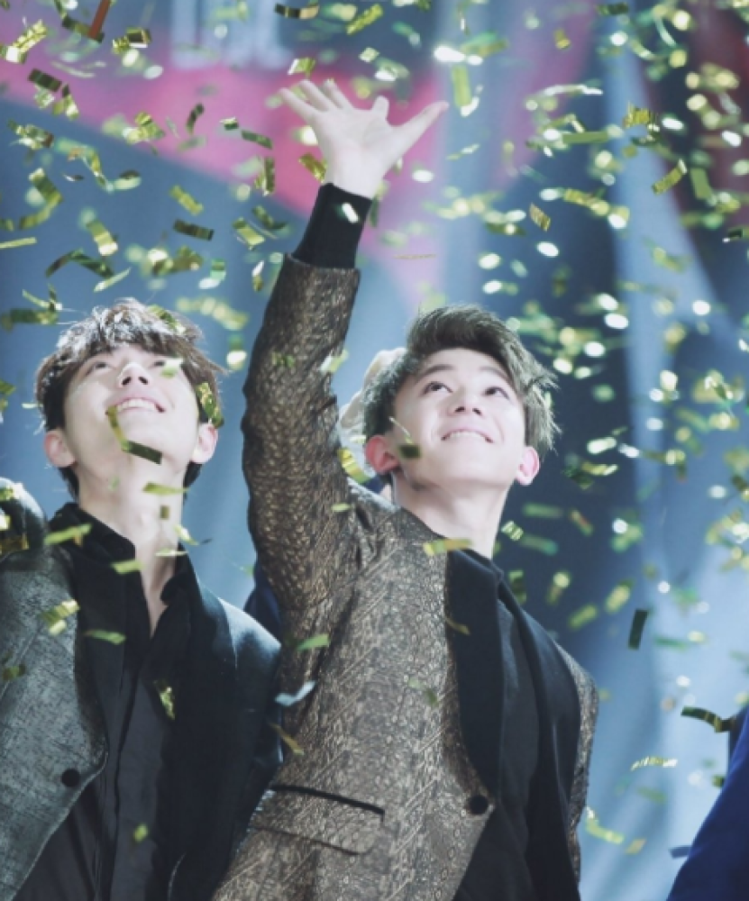 肖战|肖战疼爱的弟弟人设翻车！和女演员公然牵手，兄弟俩都被骂偶像失格