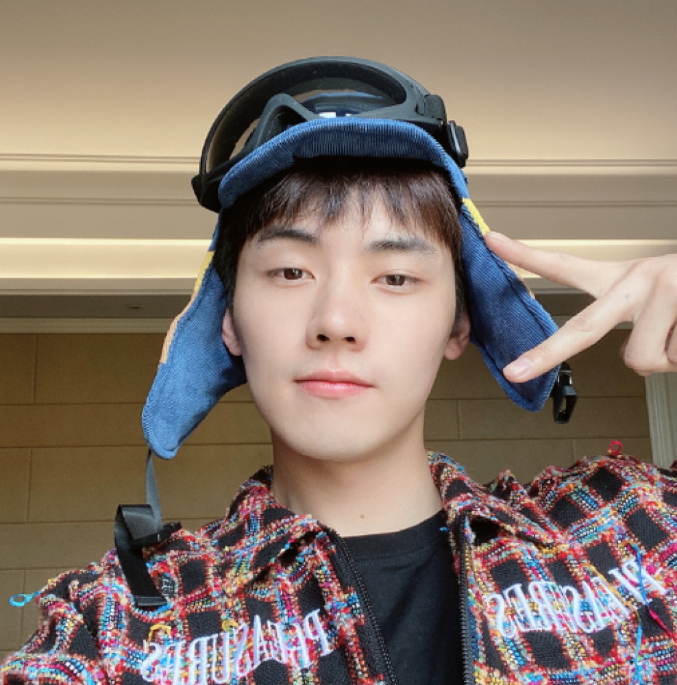 肖战|肖战疼爱的弟弟人设翻车！和女演员公然牵手，兄弟俩都被骂偶像失格