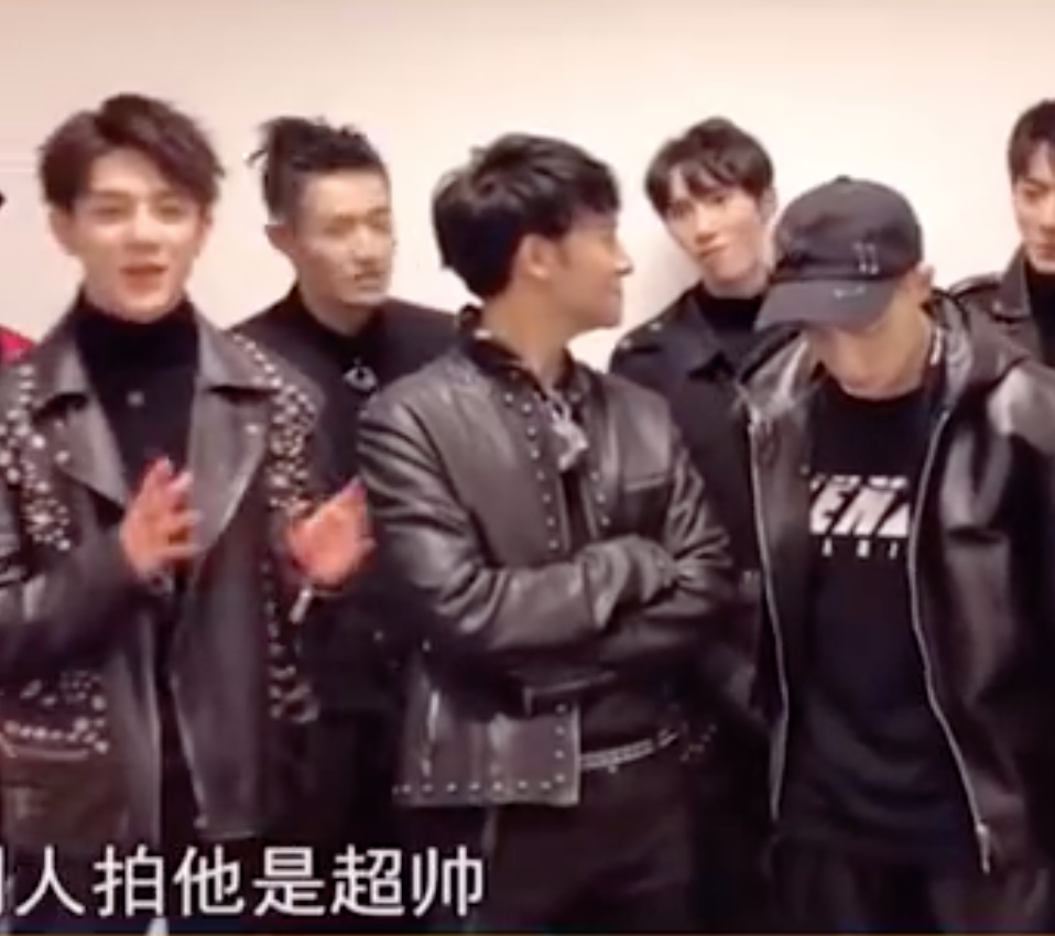 肖战|肖战疼爱的弟弟人设翻车！和女演员公然牵手，兄弟俩都被骂偶像失格