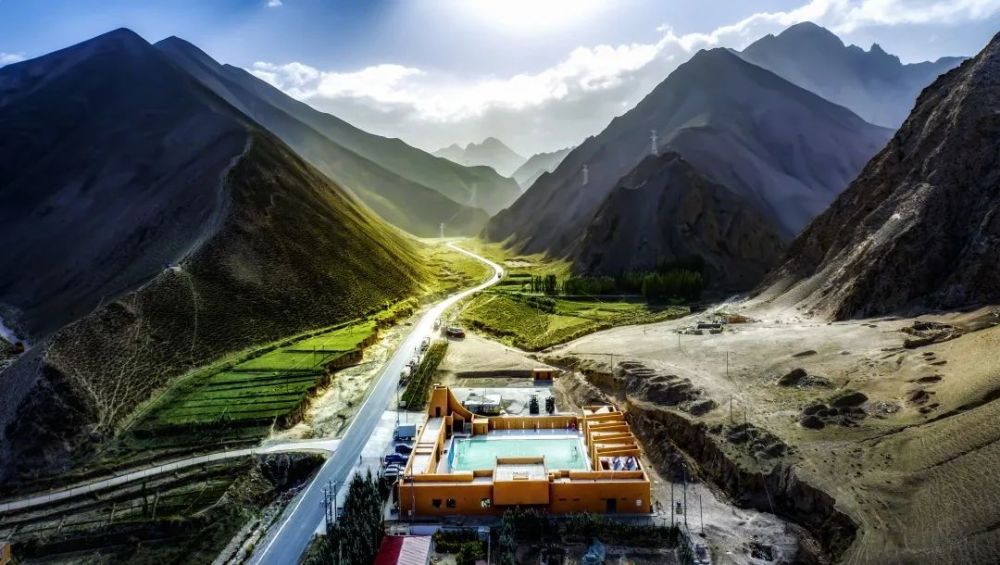 行走在叶城县的城区,看到的是一个富足美丽的小县城,道路两旁绿树成荫