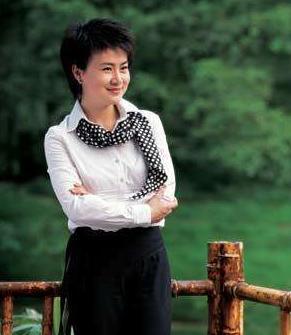 严晓宁被称为央视最有规律又最没规律的人.