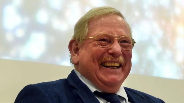 安德莉娅·盖兹|诺奖史上首位女天文学家盖兹：我很高兴成为年轻女性的榜样