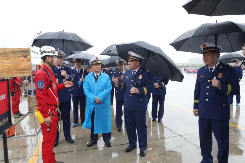 省消防救援总队张道才总队长,陈万红,张平安副总队长出席会议.