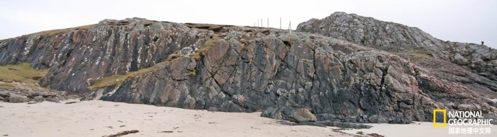 岩石|12亿年前，一块25万吨的巨石悄然落下