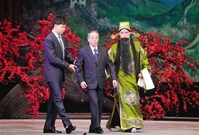 谭元寿|想起15年前，谭元寿先生饰演的刘备，在台上始终“带着”我这个孙尚香