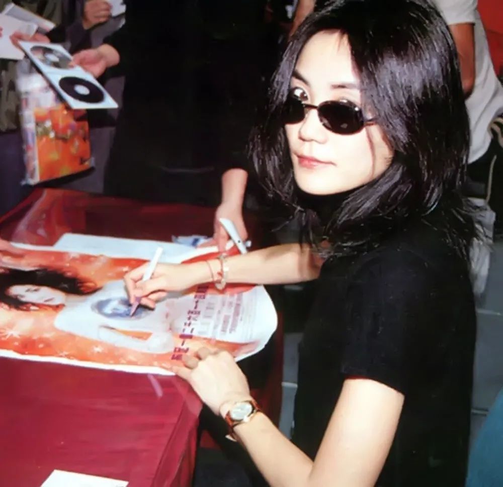 王菲|王菲怎么一点都不“天后”？