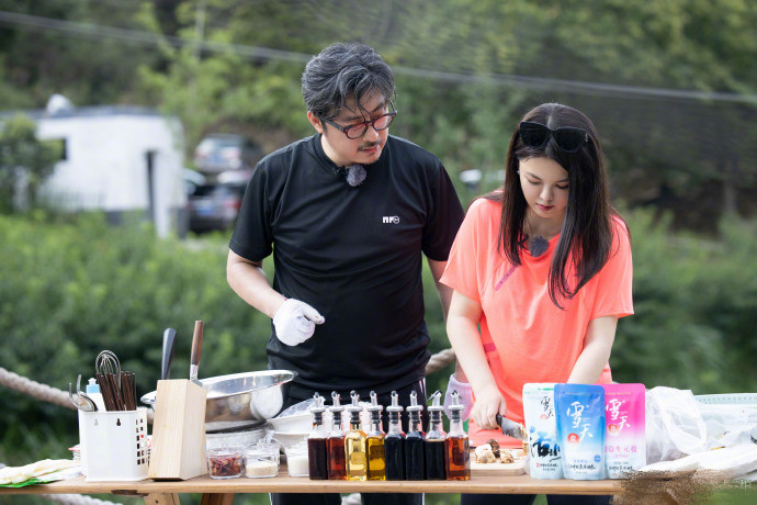 王岳伦|李湘王岳伦体验农家生活，生火做饭超接地气，夫唱妇随恩爱十足