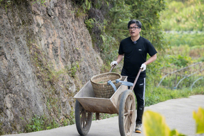王岳伦|李湘王岳伦体验农家生活，生火做饭超接地气，夫唱妇随恩爱十足