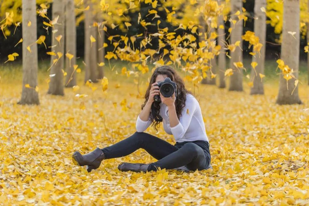 点评18张落叶人像2组姿势发现6个问题摄影新手引以为戒