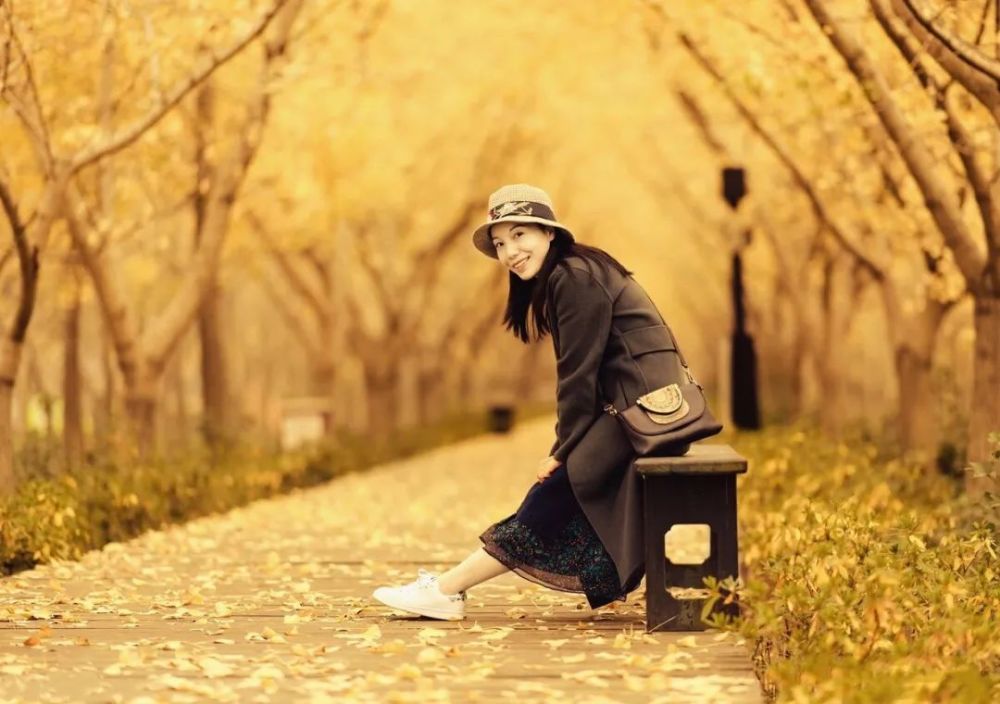 点评18张落叶人像2组姿势发现6个问题摄影新手引以为戒
