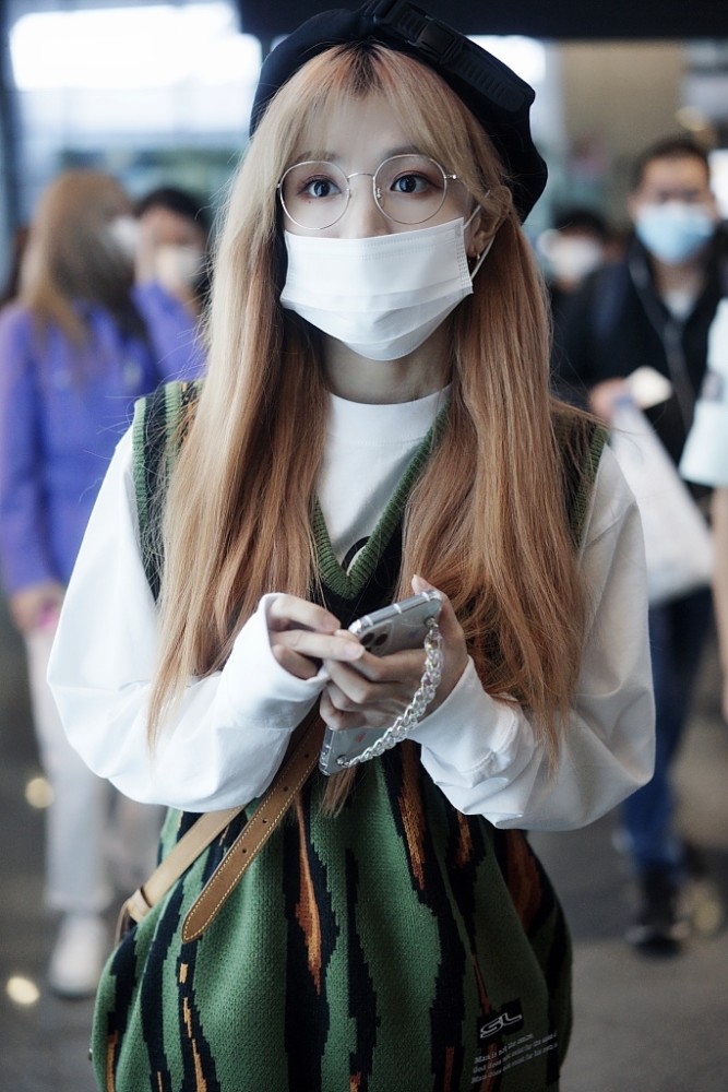 张语格奶奶灰发色个性又吸睛 孔肖吟戴贝雷帽复古摩登