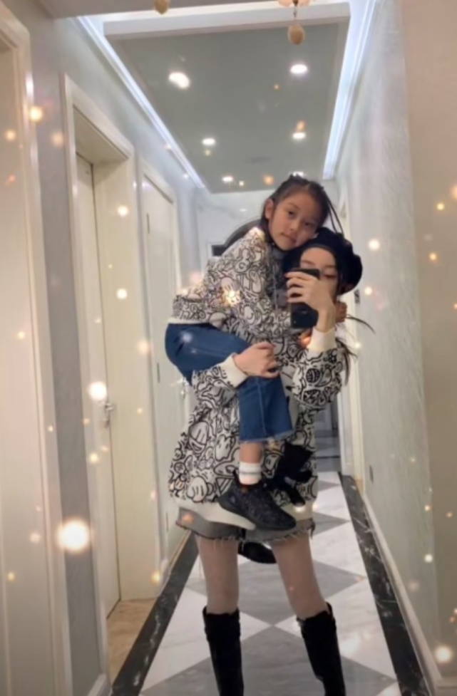 李小璐抱甜馨晒近照双腿细成麻杆直发抖自毁前程靠娃刷存在感