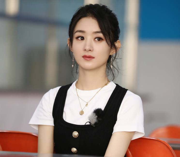 赵丽颖33岁生日工作室晒出生日现场照羊毛卷发型减龄十岁