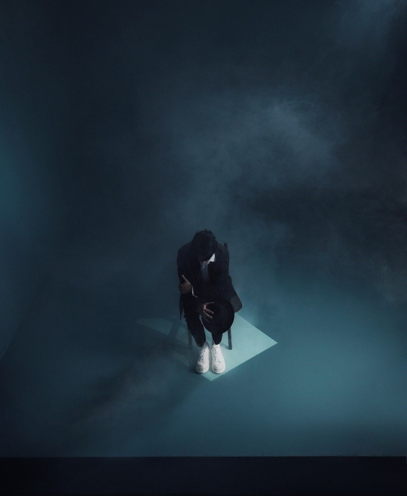 刘恺威46岁仍似少年黑白大片演绎极致孤独感果然越老越有魅力