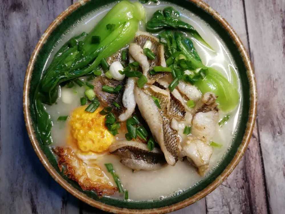 鲫鱼面,汤头奶白,鱼肉鲜美,面条q爽,荷包蛋香滑_腾讯新闻