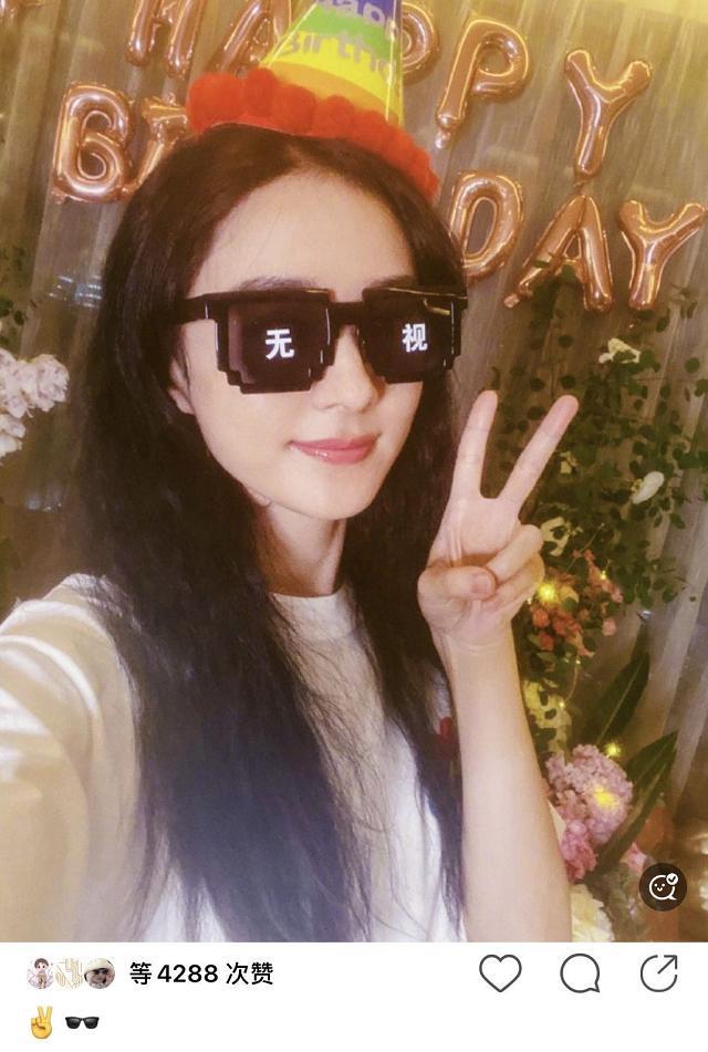 冯绍峰|冯绍峰吐槽为赵丽颖庆生评论被淹，赵丽颖晒自拍两字回应：无视