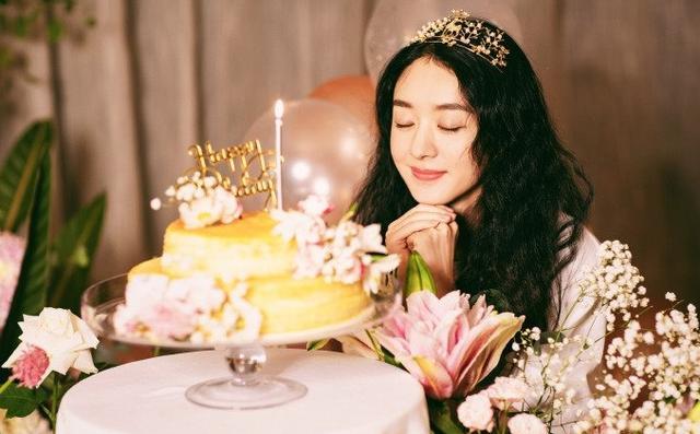 冯绍峰|冯绍峰吐槽为赵丽颖庆生评论被淹，赵丽颖晒自拍两字回应：无视