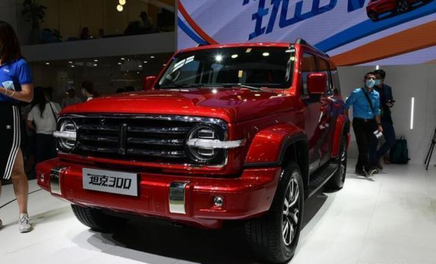 长城最硬派suv,全新坦克300实拍,四驱 3把锁,红色车身够霸气_腾讯新闻