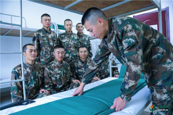 到部队的第一天,贾龙生就把被子整理得有棱有角.