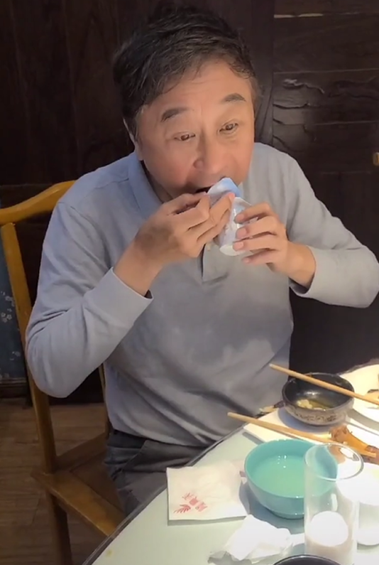 冯巩私下太节俭吃别人的剩菜还舔酸奶盖却被质疑在故意作秀