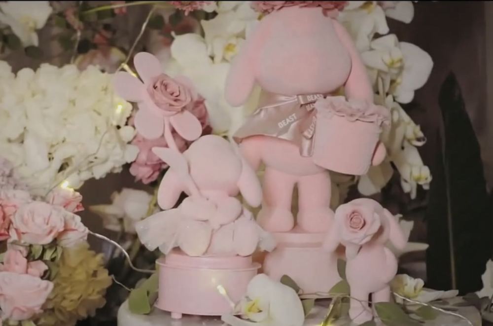 赵丽颖|赵丽颖生日会现场，自拍耍酷开心得像孩子，跟老公暗戳戳撒糖甜炸