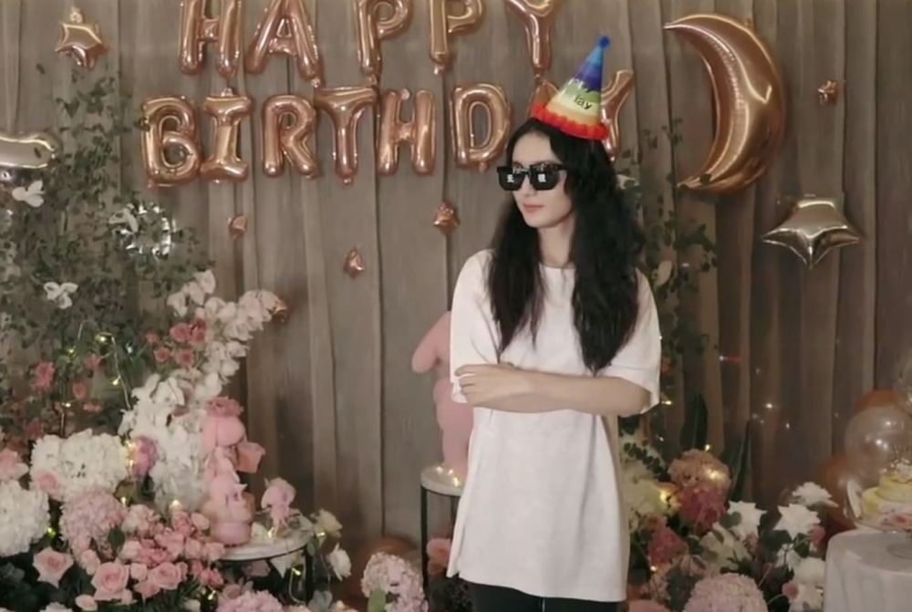 赵丽颖|赵丽颖生日会现场，自拍耍酷开心得像孩子，跟老公暗戳戳撒糖甜炸
