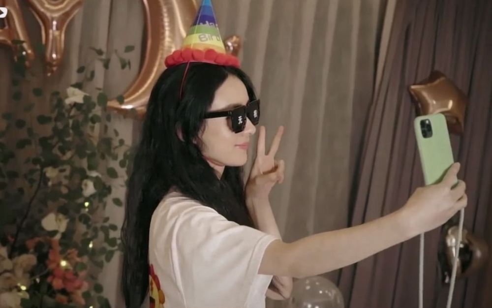 赵丽颖|赵丽颖生日会现场，自拍耍酷开心得像孩子，跟老公暗戳戳撒糖甜炸