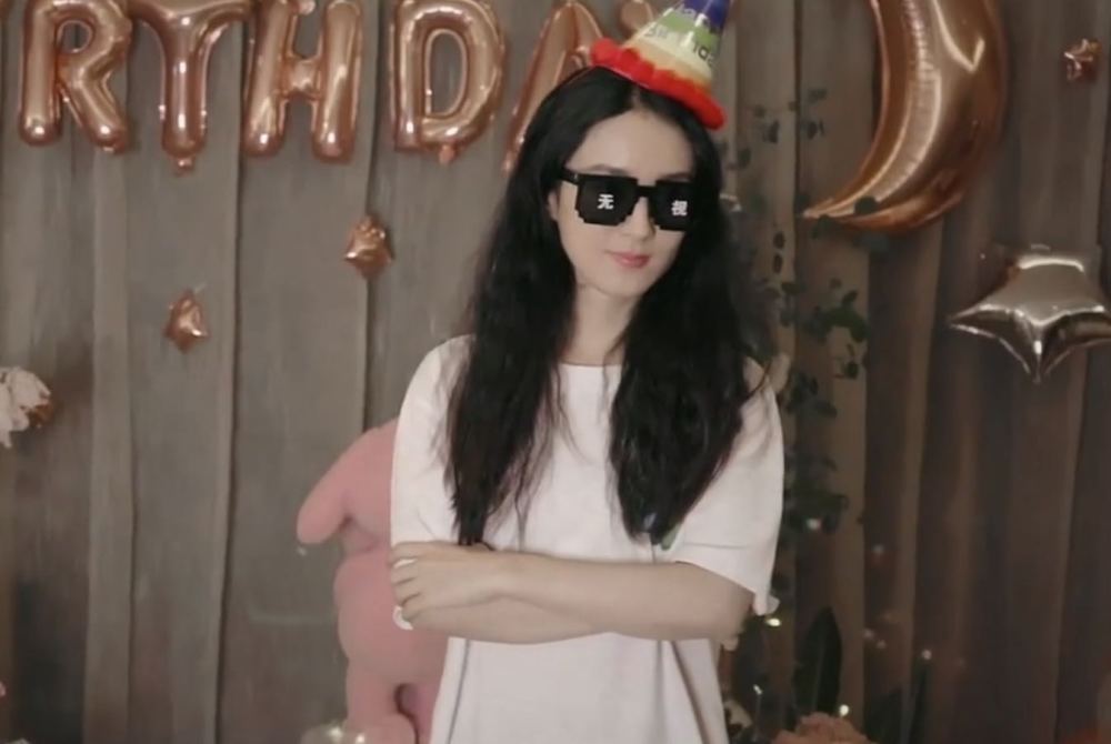 赵丽颖|赵丽颖生日会现场，自拍耍酷开心得像孩子，跟老公暗戳戳撒糖甜炸
