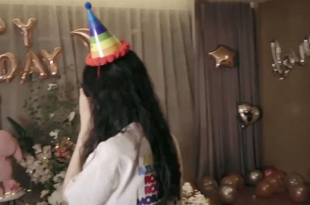 赵丽颖|赵丽颖生日会现场，自拍耍酷开心得像孩子，跟老公暗戳戳撒糖甜炸